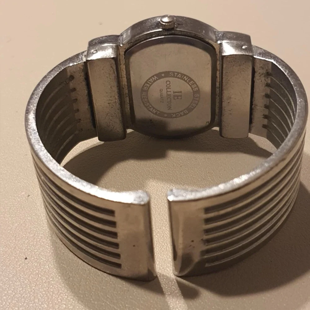 🦋10/$20🦋 IE Collection Silver/Black Heart Women's Cuff Watch